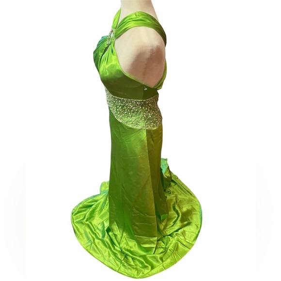 Mori Lee by Madeleine Gardner  keyhole neck formal dress size 8 green - Picture 4 of 13